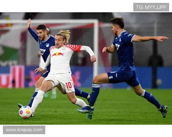 奥格斯堡俱乐部最新动态球队备战德甲焦点战全员状态火热引关注